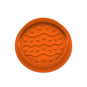 Puede incluir: Cortador de galletas de plástico naranja con forma de huevo de Pascua. El cortador tiene forma redonda con un patrón ondulado y punteado en el interior, diseñado para imprimir la forma del huevo en la masa de galletas. El cortador es de plástico duradero.