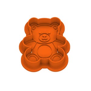 Puede incluir: Cortador de galletas de plástico naranja con forma de oso de peluche. El cortador tiene la forma de un oso de peluche clásico con cuerpo redondo, brazos, piernas y una cara detallada. Para hacer galletas.