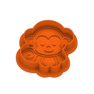 以下が含まれることがあります： オレンジ色のプラスチック製、猿の形をしたクッキーカッター。カッターは、目を閉じた笑顔の猿の顔と巻き毛の尻尾が特徴です。カッターは雲のような輪郭で設計されています。