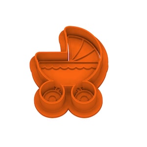 Puede incluir: Cortador de galletas de plástico naranja con forma de cochecito de bebé. El cortador tiene ruedas, capota y un borde ondulado. Perfecto para hacer galletas o dulces para un baby shower.