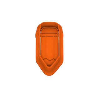 Puede incluir: Un cortador de galletas naranja con forma de lápiz. El cortador es de plástico y tiene un cuerpo rectangular con una punta. El interior presenta un diseño detallado que representa la mina y la goma del lápiz.