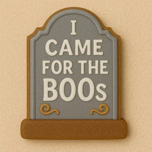 Może przedstawiać: Ciasteczko na Halloween w kształcie nagrobka. Szary nagrobek ma biały napis "I CAME FOR THE BOOS". Ciasteczko ma brązową obwódkę i podstawę z dekoracyjnymi zawijasami.