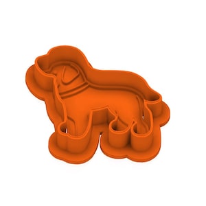Puede incluir: Un cortador de galletas de plástico naranja con forma de perro. El cortador presenta un contorno detallado de un perro con collar. El diseño es adecuado para crear galletas o golosinas con temática de perros. El cortador está hecho de plástico duradero.