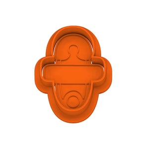 Puede incluir: Cortador de galletas de plástico naranja con forma de chupete de bebé. El cortador tiene una parte superior redondeada con un asa, un área rectangular para la tetina y una base circular.