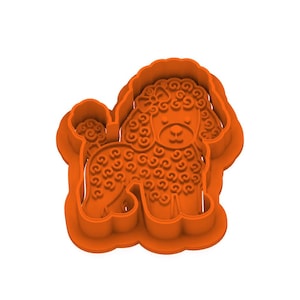 以下が含まれることがあります： オレンジ色のプードルの形をしたプラスチック製のクッキーカッター。プードルは巻き毛です。このカッターは、プードルの形をしたクッキーやお菓子を作るように設計されています。プードルは直立しています。