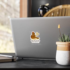 Koffein & Neugier Küken Aufkleber, Fun Laptop Sticker, Büro Dekor, Geschenk für Autoren, Vintage Feeling