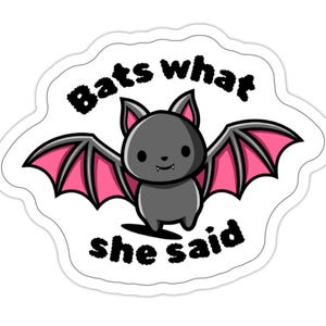 Peut inclure: Autocollant représentant une chauve-souris de dessin animé grise avec des ailes roses et le texte "Bats what she said". La chauve-souris a une expression mignonne et amicale et est soulignée en noir. L'autocollant a une bordure blanche.