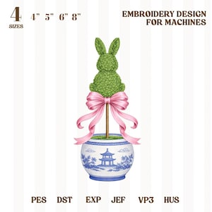 Puede incluir: Un diseño de bordado para máquinas con un conejito topiario con un lazo rosa, en una maceta decorativa azul y blanca. El diseño está disponible en 4 tamaños: 10 cm, 13 cm, 15 cm y 20 cm. Incluye el texto "EMBROIDERY DESIGN FOR MACHINES".