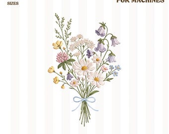 Op de afbeelding: Een borduurontwerp voor machines met een gedetailleerd bloemboeket. Het boeket bevat madeliefjes, klokjes en andere wilde bloemen, vastgebonden met een blauw lint. Het ontwerp is verkrijgbaar in 4 maten.