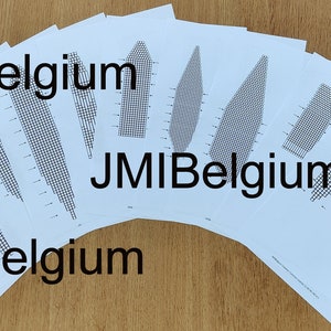 Könnte beinhalten: Eine Sammlung weißer Papierbögen mit schwarzen Rastermustern und dem Text "JMIBelgium". Die Blätter sind auf einer Holzoberfläche angeordnet und zeigen verschiedene geometrische Designs.