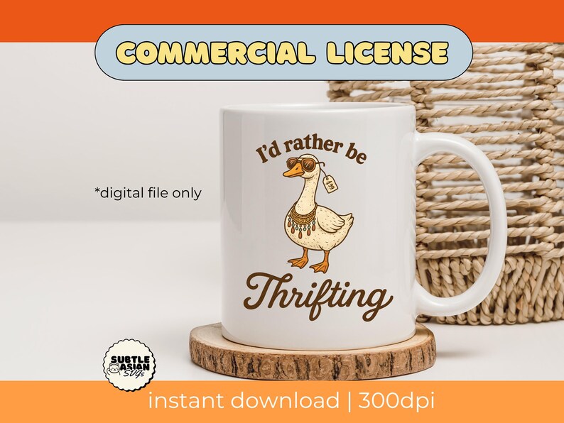 Op de afbeelding: Witte keramische mok met een cartoon gans met een zonnebril en een label, met de tekst "I'd rather be Thrifting". De mok staat op een houten onderzetter. De tekst "COMMERCIAL LICENSE" staat bovenaan.