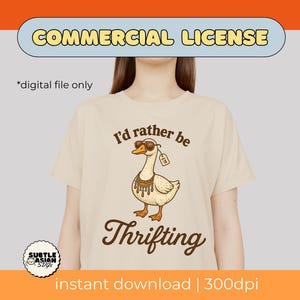 Op de afbeelding: Beige T-shirt met een cartoon gans met een zonnebril en een prijskaartje, met de tekst "I'd rather be Thrifting". Het ontwerp is retro en het bestand is digitaal.
