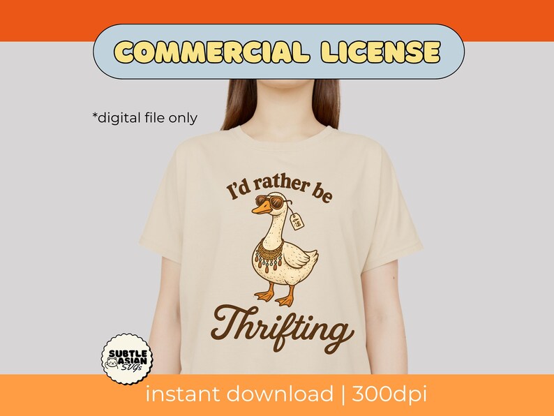 Op de afbeelding: Beige T-shirt met een cartoon gans met een zonnebril en een prijskaartje, met de tekst "I'd rather be Thrifting". Het ontwerp is retro en het bestand is digitaal.