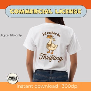 Op de afbeelding: Wit T-shirt met een cartoon gans met een zonnebril en een prijskaartje, met de tekst "I'd rather be Thrifting". Het shirt heeft ook de tekst "COMMERCIAL LICENSE" en "instant download | 300dpi."