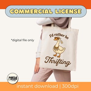 Op de afbeelding: Een beige draagtas met de tekst "I'd rather be Thrifting" en een cartoon gans met een zonnebril. De tas heeft ook de tekst "COMMERCIAL LICENSE" en "*digital file only".