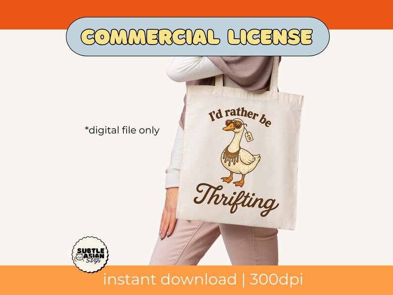 Op de afbeelding: Een beige draagtas met de tekst "I'd rather be Thrifting" en een cartoon gans met een zonnebril. De tas heeft ook de tekst "COMMERCIAL LICENSE" en "*digital file only".