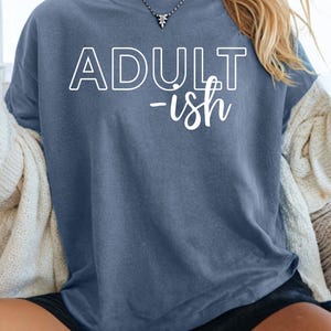 Camiseta para adultos, divertida para adultos, divertida y perezosa, con frase de millennials, rosa con gráficos modernos.