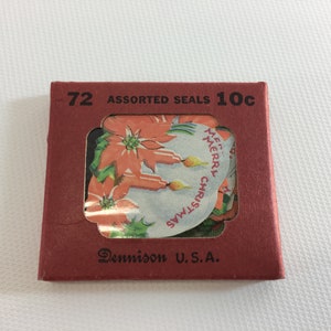 K&ouml;nnte beinhalten: Eine rote Pappbox mit einem durchsichtigen Plastikfenster, in dem verschiedene Weihnachtssticker zu sehen sind. Auf der Box steht "72 Assorted Seals 10c" und "Dennison U.S.A.".