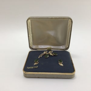 Brooch Screw Back Earrings Set Vintage A & Z Costume Jewelry 1/20 12K Gold Filled Leaf Motif and Green Jade Ovals Original Presentation Box