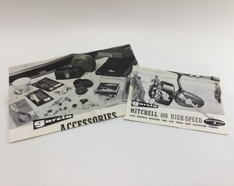 Puede incluir: Imagen en blanco y negro de un carrete de pesca y accesorios. El carrete es un Mitchell 406 High-Speed spinning reel. Los accesorios incluyen una caja de carrete, alicates, línea y otros equipos de pesca. La imagen incluye el texto "Garcia" y "Mitchell 406 High-Speed".