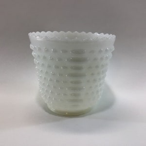Puede incluir: Maceta de vidrio blanco lechoso con borde festoneado y un patrón texturizado de puntos en relieve.