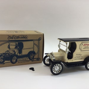 May include: A white and black die-cast metal model of a Ford Model T delivery truck with a black roof. The truck has a sign on the side that says "Kellogg's Toasted Corn Flakes". The truck is in a box that says "Ertl Collectibles".