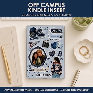 Puede incluir: Una funda transparente para Kindle con un collage de pegatinas de Off Campus, que incluye un casco de hockey, patines, un banderín de Briar U, una claqueta de cine, máscaras de teatro, un corazón con D+A, un palo de hockey y el número 66.