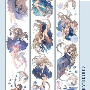 以下が含まれることがあります： アニメスタイルのイラストが描かれた3つの縦型パネルを持つ装飾用ステッカーシート。流れるような青いドレスを着た人物が、クラゲ、イルカのシルエット、泡、そして海洋生物の骨格に囲まれている様子が描かれています。