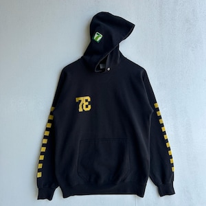 Op de afbeelding: Zwarte hoodie met een voorzak en een capuchon. De sweatshirt heeft het nummer "78" in geel op de borst en gele strepen op de mouwen. Een groen-wit logo staat op de capuchon.