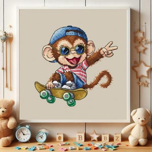 Op de afbeelding: Kruissteekkunstwerk van een aap met een zonnebril, een blauwe pet en een gestreept shirt, die op een skateboard rijdt. De aap maakt het vredesteken. Het kunstwerk is ingelijst en wordt aan een muur getoond.