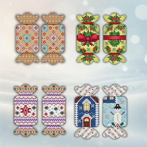 Könnte beinhalten: Set aus acht Kreuzstich-Weihnachtsschmuck-Bonbons. Jedes Ornament hat ein einzigartiges Design, darunter Blumenmuster, Stechpalme und Schleifen, ein Lebkuchenhaus und ein Schneemann. Die Ornamente sind in verschiedenen Farben gehalten.