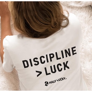 Discipline Luck Half Lucky Unisex T-Shirt | Motivierende Hustle Tee | Bold Grind Bekleidung | Vertrauen Mindset Shirt | Ermächtigendes Geschenk