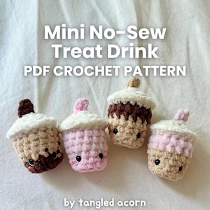 Puede incluir: Cuatro mini bebidas de ganchillo en tonos marrón, rosa y beige, cada una con una parte superior blanca y pequeñas caras sonrientes. El texto "Mini No-Sew Treat Drink PDF Crochet Pattern" se muestra encima de los dulces.