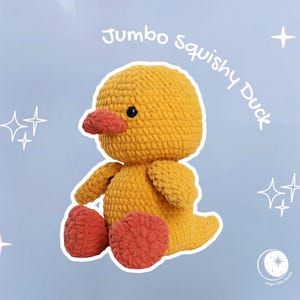 Può includere: Un peluche a forma di anatra gigante e morbida fatto a mano, di colore giallo con becco e zampe rossi. Il testo "Jumbo Squishy Duck" è scritto in corsivo bianco. Lo sfondo è azzurro con accenti di stelle bianche.