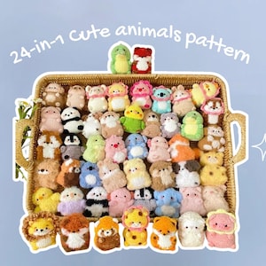 以下が含まれることがあります： 24-in-1のかわいい動物パターンコレクション。柳のバスケットに展示されています。手作りのぬいぐるみは、クマ、パンダ、その他の生き物など、さまざまな色とデザインがあります。背景は、星と月のグラフィックが入った水色です。