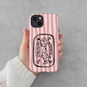 Custodia per iPhone Canned Cutie - Scatola di salmone disegnata a mano su strisce rosa, cover per telefono con estetica funky indie