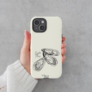 Custodia per iPhone Oyster Please: estetica costiera di classe con ciondolo disegnato a mano