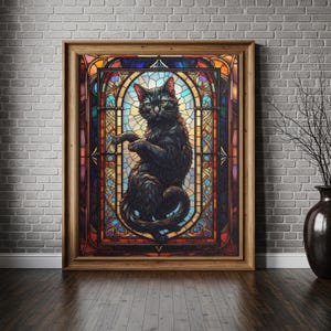 以下が含まれることがあります： ステンドグラスのデザインの黒猫が描かれた額入りのアートワーク。猫は黄色の目と赤い先端の耳を持ち、カラフルなガラスパネルの背景に設定されています。フレームは木製です。
