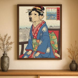以下が含まれることがあります： 伝統的な日本の着物を着た犬が描かれた、額入りのジグソーパズル。 犬は座っており、背景には日本の風景が描かれています。 パズルは木製のフレームに入っており、木製の表面に飾られています。