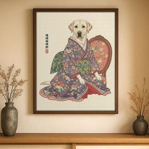 以下が含まれることがあります： 紫の着物を着た黄色のラブラドールレトリバーが描かれた額入りのジグソーパズル。犬は花の模様の椅子に座っています。日本語のテキストが左上に表示されています。