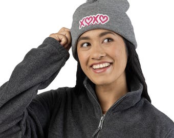 XOXO Hearts Bommelmütze | Bestickte Strickmütze