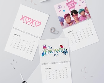 Wandkalender „Pink XOXO Hearts“ (2026) | Monatlicher Kalender mit Lippenstift-Illustration, personalisierbar mit 12 Fotos