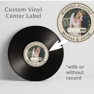 Puede incluir: Un disco de vinilo negro con una etiqueta central personalizada con una foto de boda y el texto "WEDDING PLAYLIST". La etiqueta incluye los nombres "MELISSA & JACOB". También es visible el texto "Custom Vinyl Center Label".