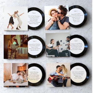 Könnte beinhalten: Sechs Hochzeitstischkarten, die wie Schallplatten gestaltet sind, mit einem Foto und den Namen der Gäste. Die Bilder zeigen Paare und Musiker. Die Namen der Gäste sind auf dem weißen Etikett jeder plattenförmigen Karte aufgedruckt.