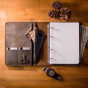Capa de fichário de couro gravada, Caderno de fichário de argolas personalizado, Agenda de couro com argolas, Fichário de couro com bolsos, Capa de fichário feita à mão
