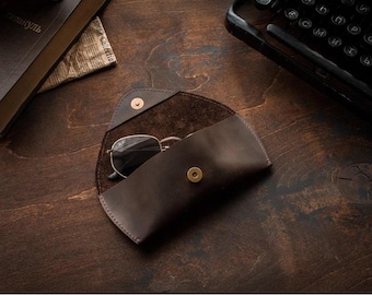 Personalized leather glasses case, Leather sunglasses pouch, Handmade glasses case, Sunglasses case with snap, Engraved sunglass case