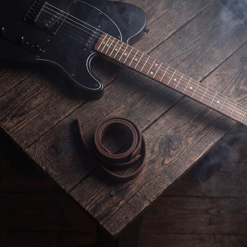 Personalisierter Gitarrengurt aus Leder, Gitarrengurt mit Gravur, verstellbarer handgefertigter Gurt, Geschenk für Papa Mann Freund Gitarristen Männer Bild 13