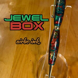 Magnifique ! Des couleurs vives et élégantes qui complètent le matériel en or 24 carats. Un stylo léger et élégant.
