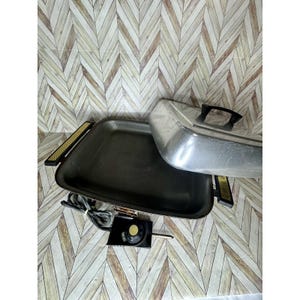 Może przedstawiać: Biały ceramiczny kubek z czarnym uchwytem i napisem "But First, Coffee" czarną, odręczną czcionką. Kubek stoi na białej powierzchni.