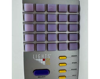 Gioco portatile Lights Out di Tiger Electronics, modello 1995, argento e viola, puzzle vintage.